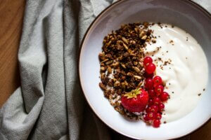 greek yogurt with granola and berries