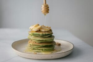 matcha pancakes with bananas and honey